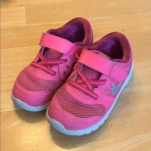 Toddler girl Nike’s size 8